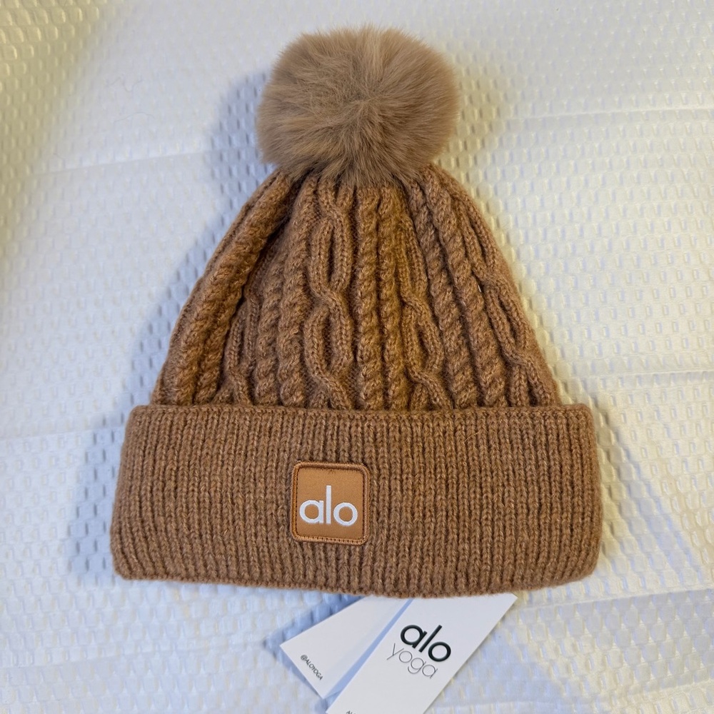 ALO YOGA CABLE KNIT POM BEANIE CAMEL BROWN WOMEN’S ONE SIZE LUXURY WINTER HAT - Picture 2 of 6